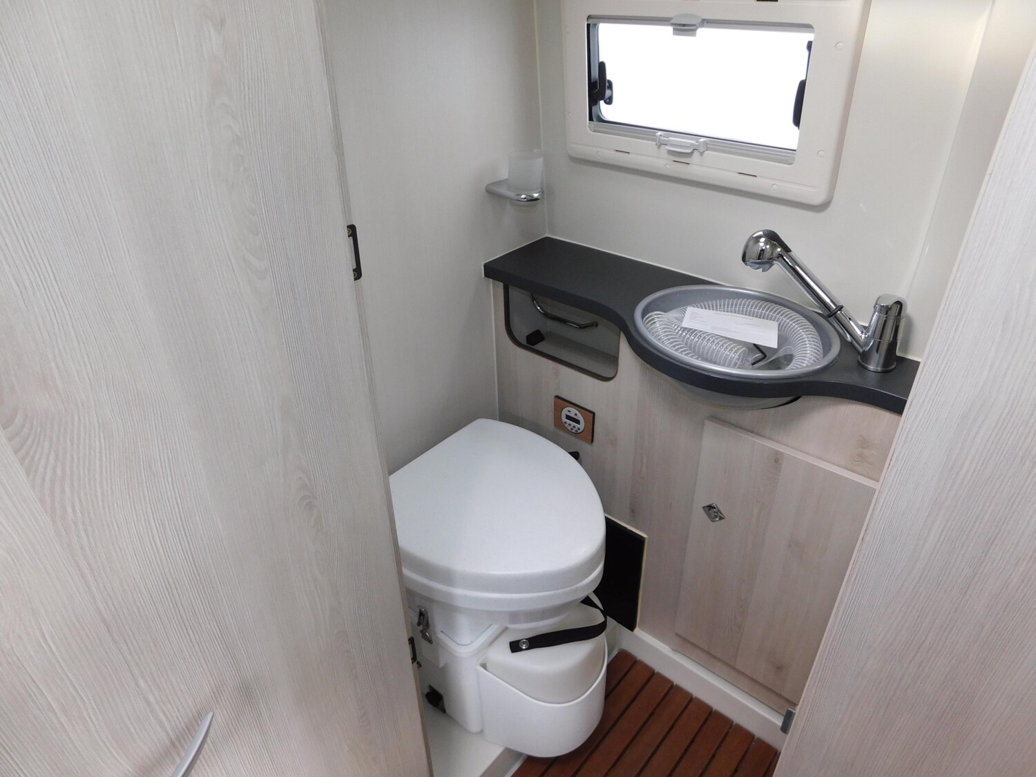 Karmann Dexter 580 Trend 300Ah Lithium,Trenntoilette,AHK - Karmann Reisemobil 2018 - Bild 14 Karmann Dexter 580 Trend 300Ah Lithium,Trenntoilette,AHK - Bild 14
