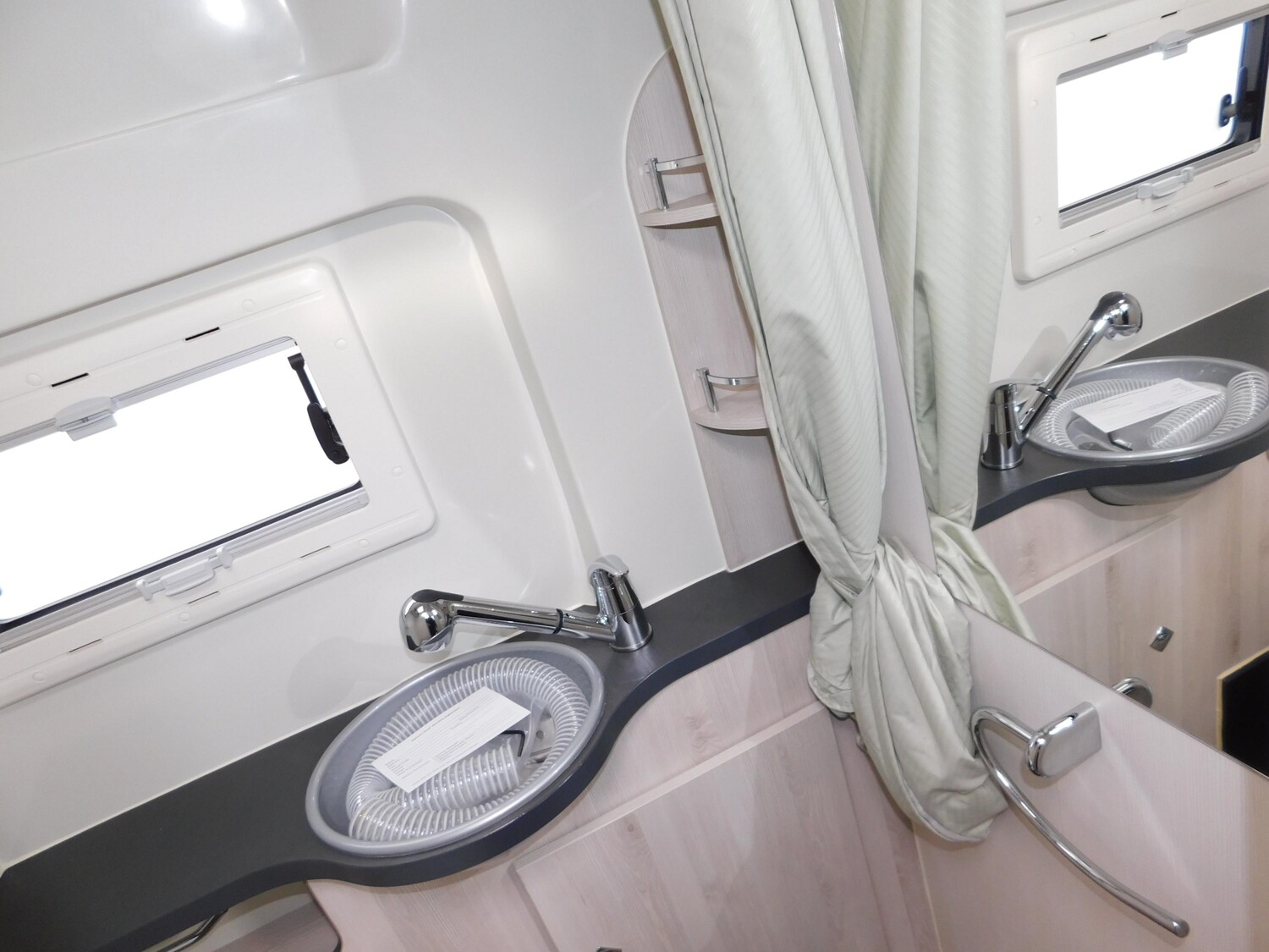 Karmann Dexter 580 Trend 300Ah Lithium,Trenntoilette,AHK - Karmann Reisemobil 2018 - Bild 15 Karmann Dexter 580 Trend 300Ah Lithium,Trenntoilette,AHK - Bild 15