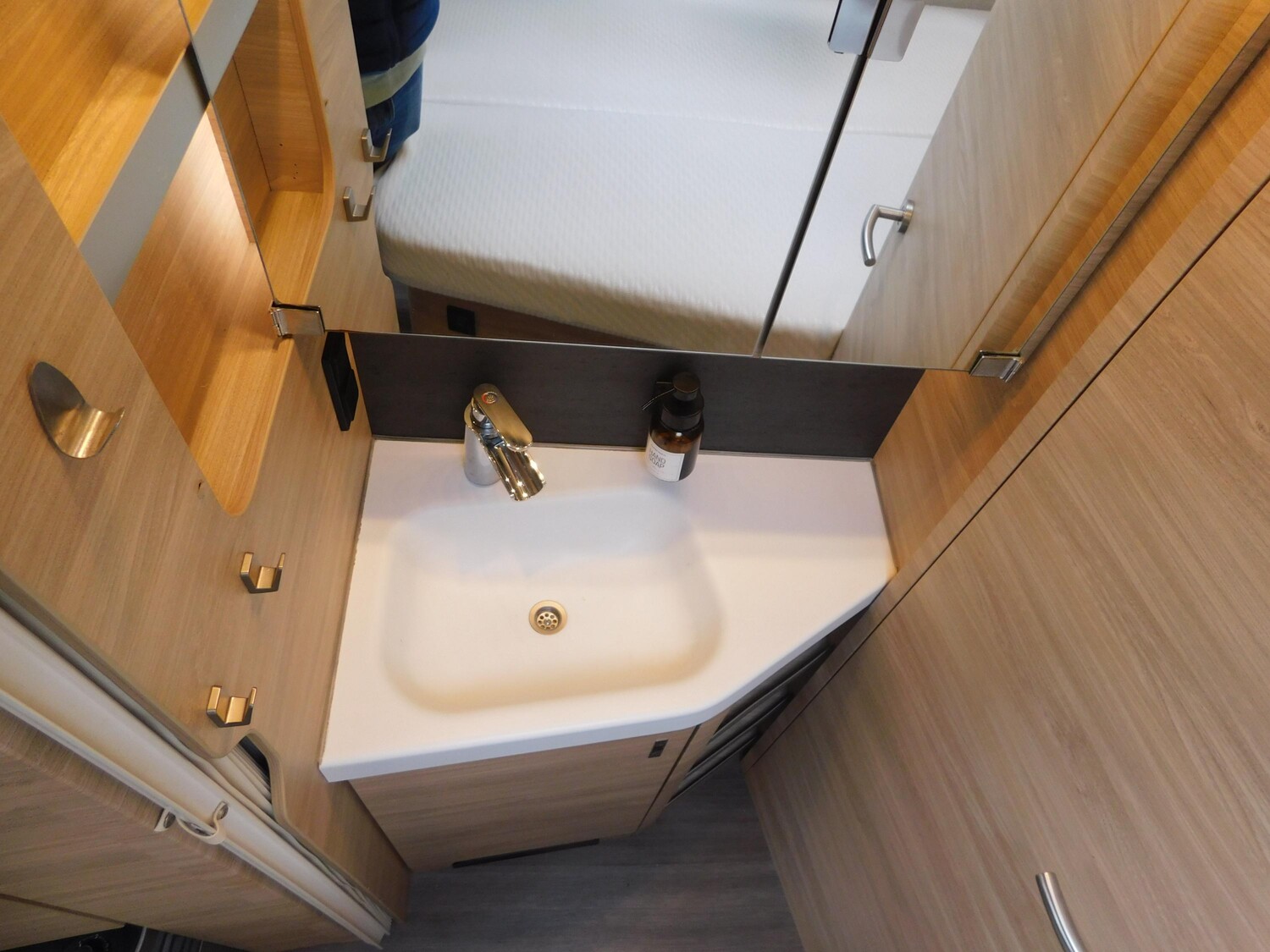 Knaus Südwind 500 UF Mover, Klima, Fußbodenheizung - Bild 10