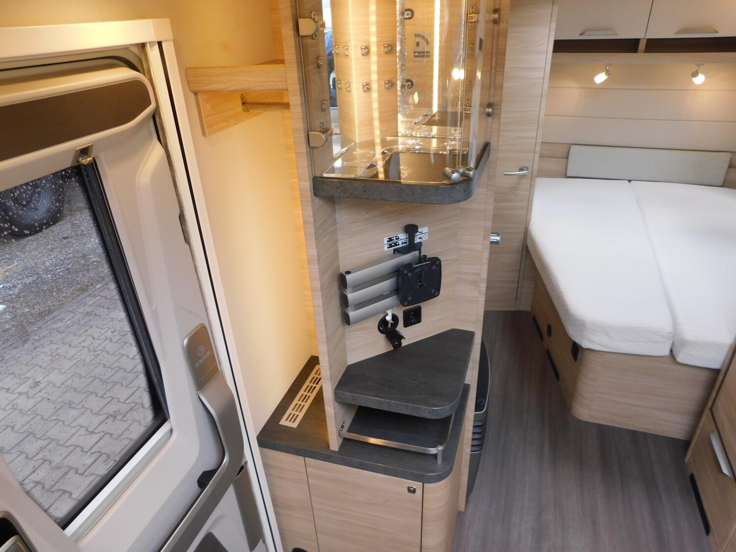 Knaus Südwind 500 UF Mover, Klima, Fußbodenheizung - Bild 15