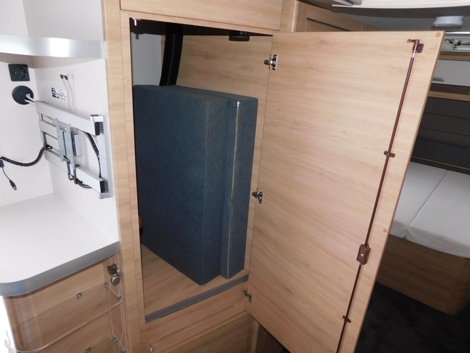 Knaus Südwind 60 YEARS 650 UX 60-Years, Mover, Markise - Bild 18