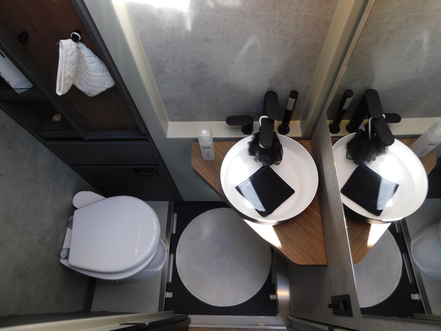 Niesmann-Bischoff iSmove 6.9 E Festtank-Toilette, Gastank, Hubbett - Bild 16