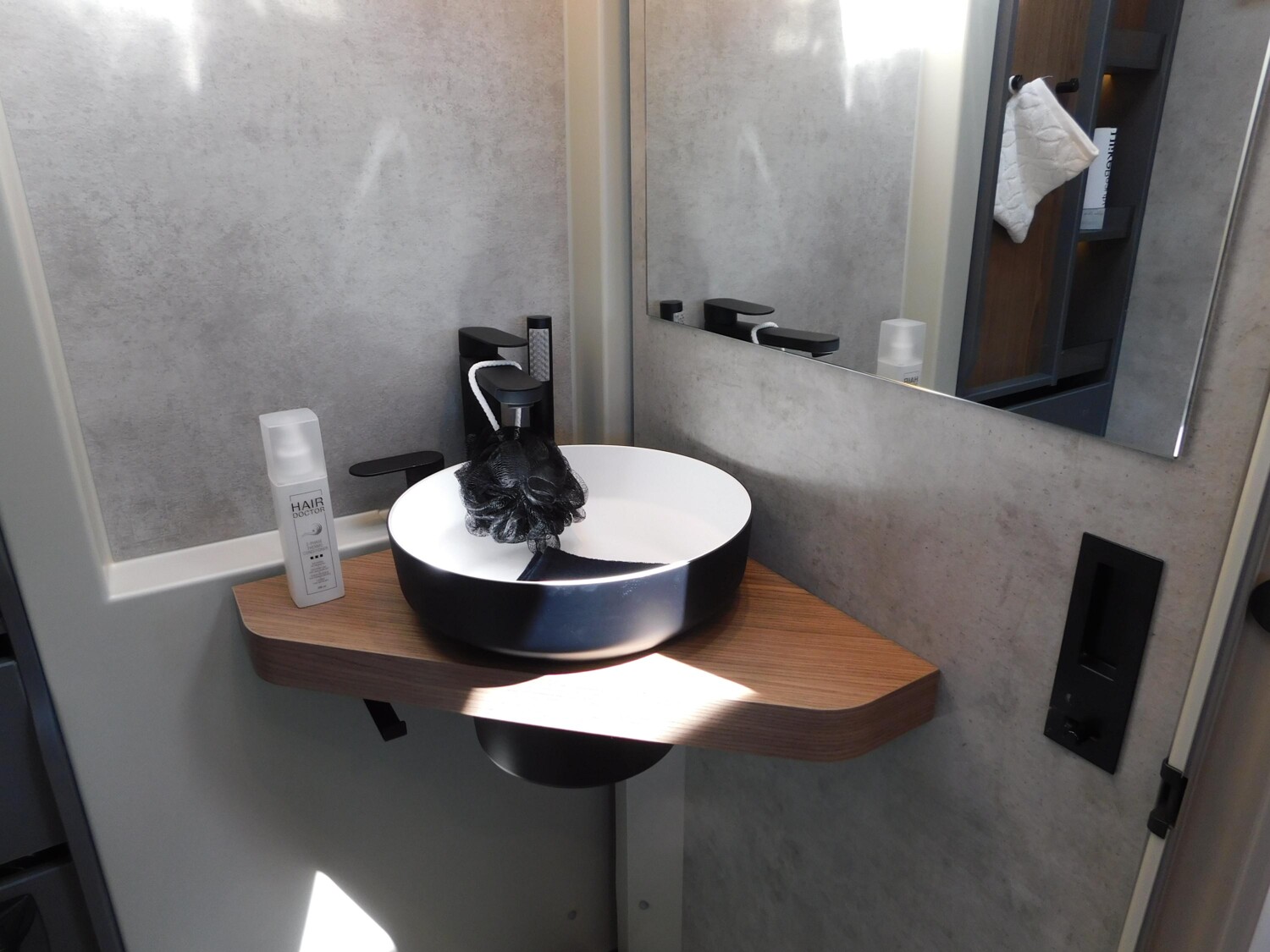 Niesmann-Bischoff iSmove 6.9 E Festtank-Toilette, Gastank, Hubbett - Bild 17