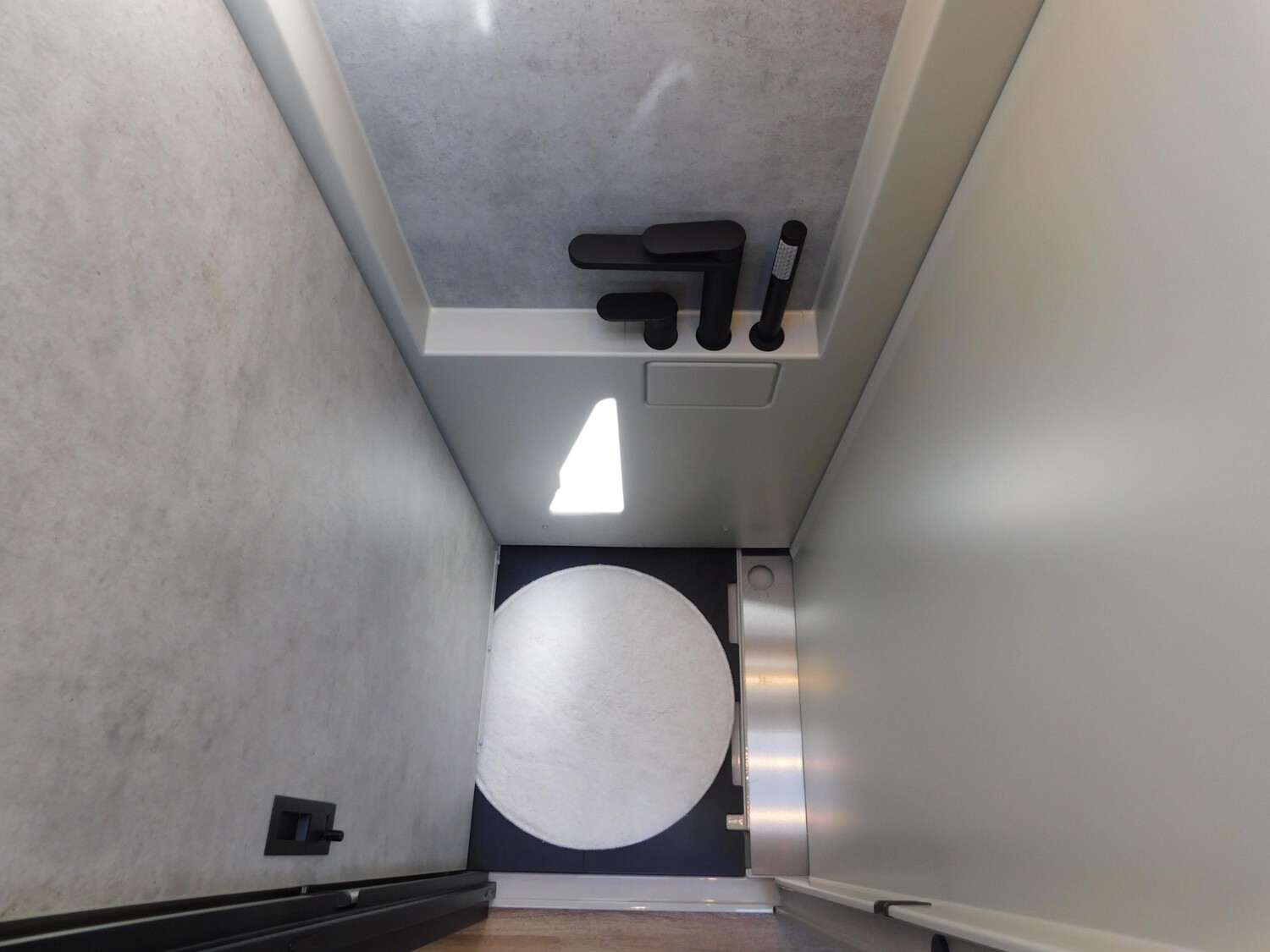 Niesmann-Bischoff iSmove 6.9 E Festtank-Toilette, Gastank, Hubbett - Bild 19