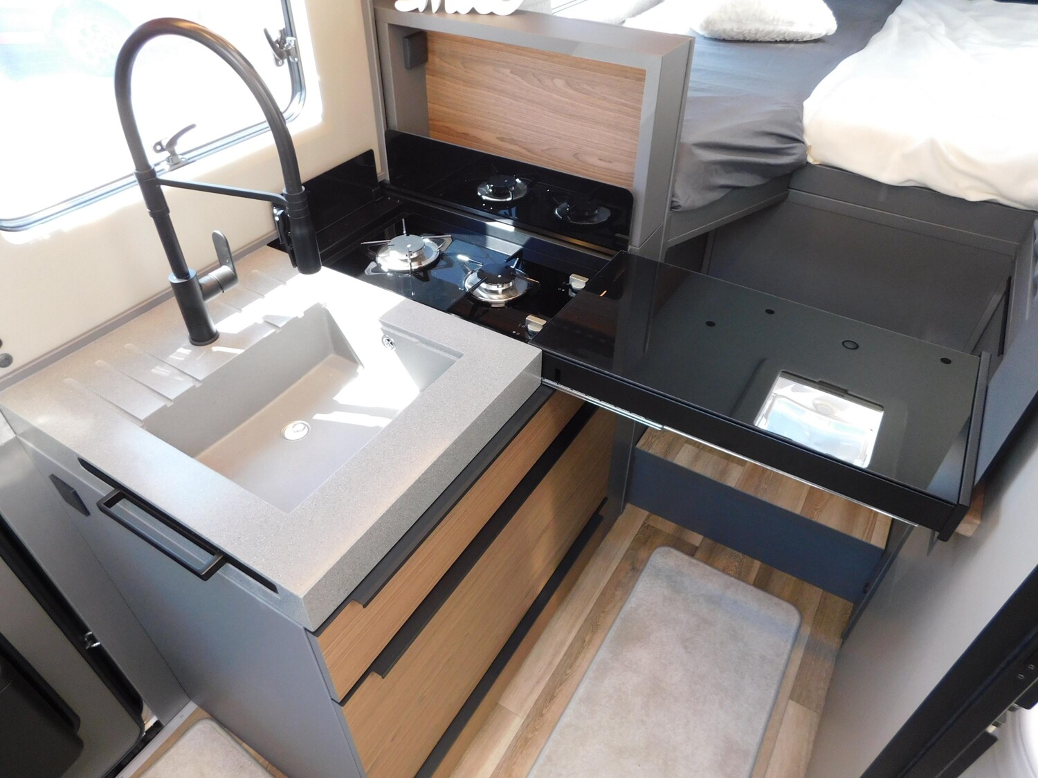 Niesmann-Bischoff iSmove 6.9 E Festtank-Toilette, Gastank, Hubbett - Bild 20