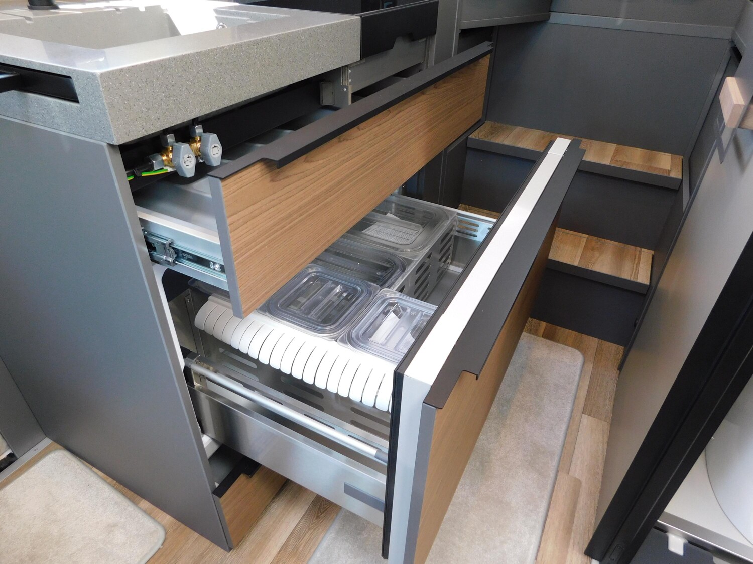 Niesmann-Bischoff iSmove 6.9 E Festtank-Toilette, Gastank, Hubbett - Bild 21