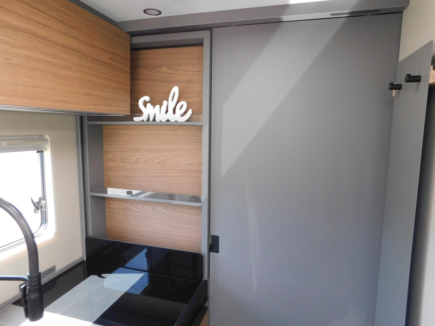 Niesmann-Bischoff iSmove 6.9 E Festtank-Toilette, Gastank, Hubbett - Bild 25