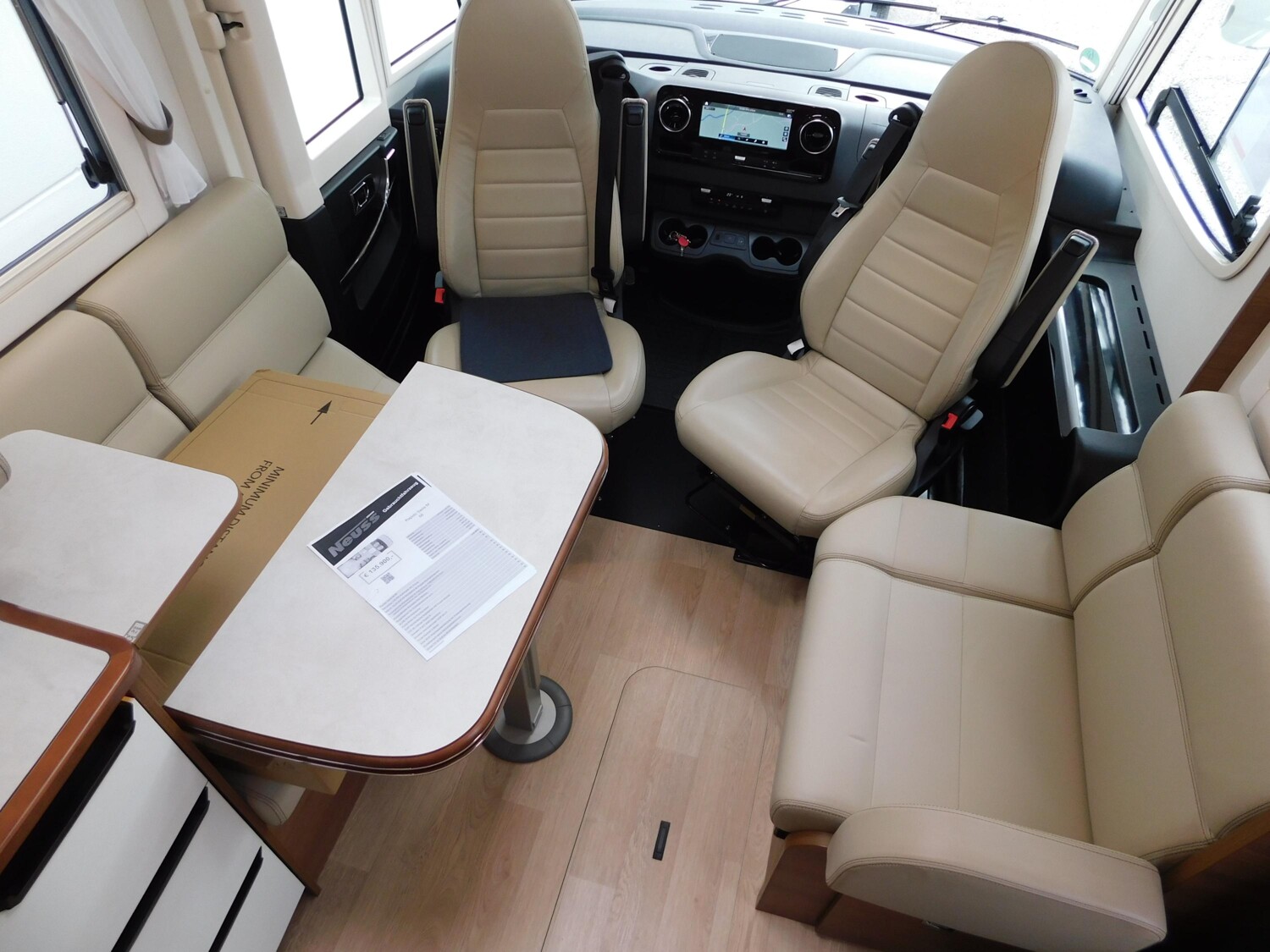 Rapido Serie M 66 Hubstützen, Bugschränke, 2xTV, Klima - Bild 11