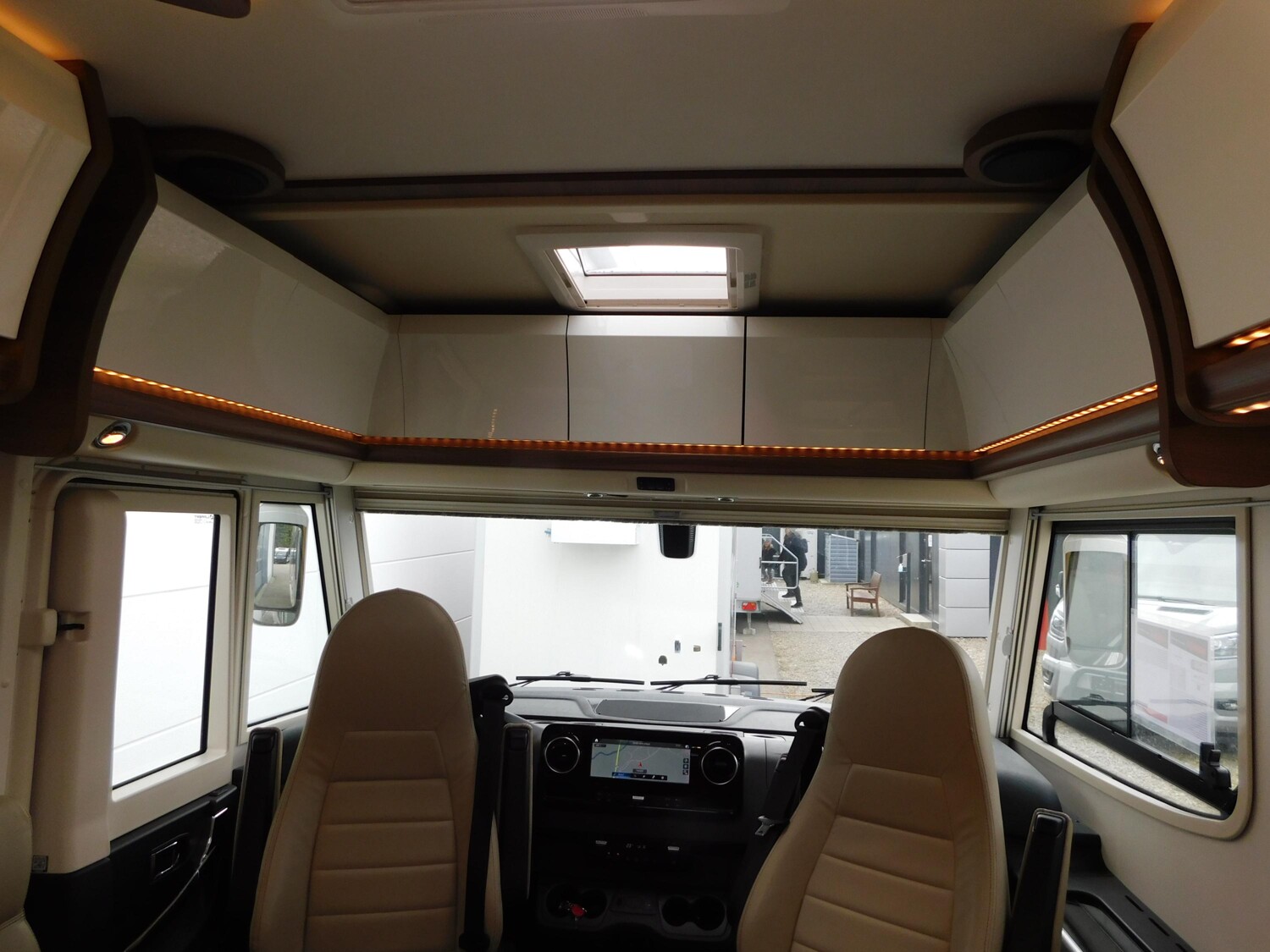 Rapido Serie M 66 Hubstützen, Bugschränke, 2xTV, Klima - Bild 12