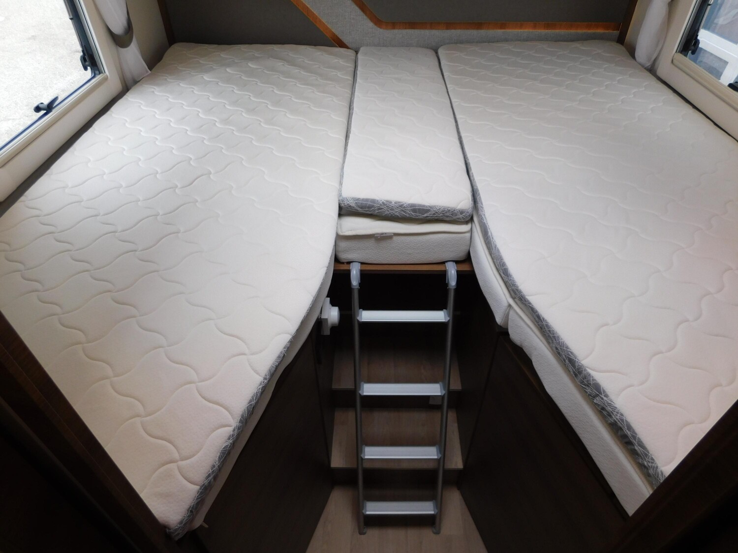 Rapido Serie M 66 Hubstützen, Bugschränke, 2xTV, Klima - Bild 15