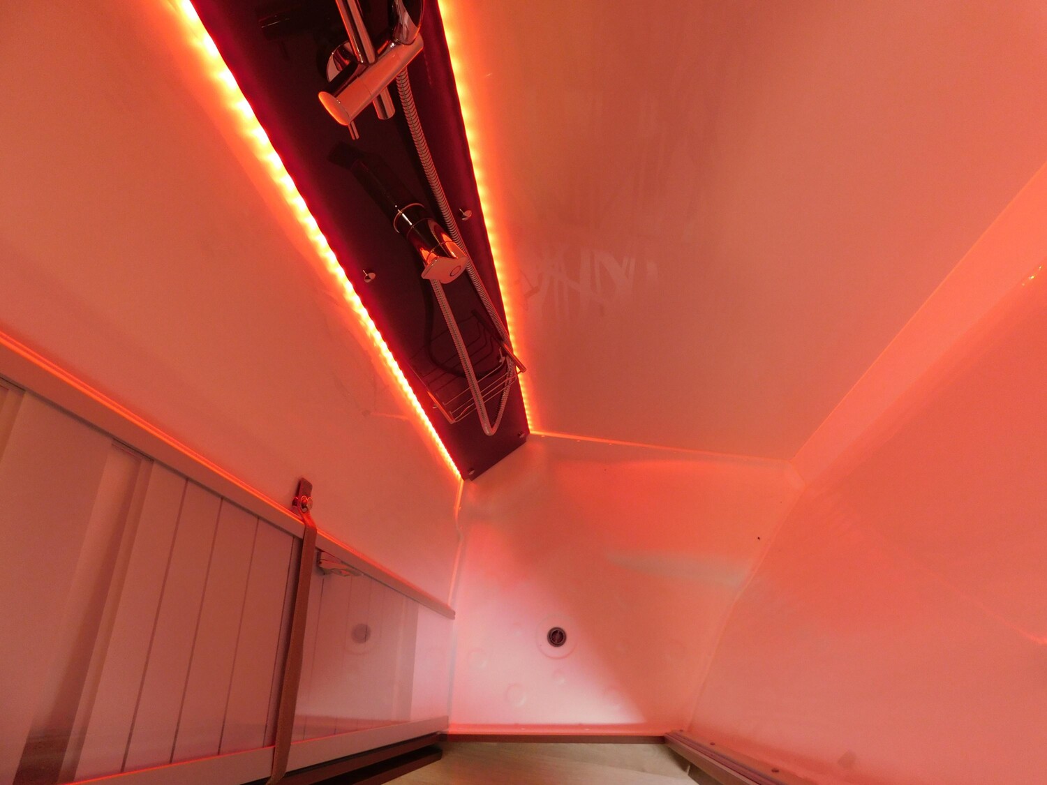 Rapido Serie M 66 Hubstützen, Bugschränke, 2xTV, Klima - Bild 17