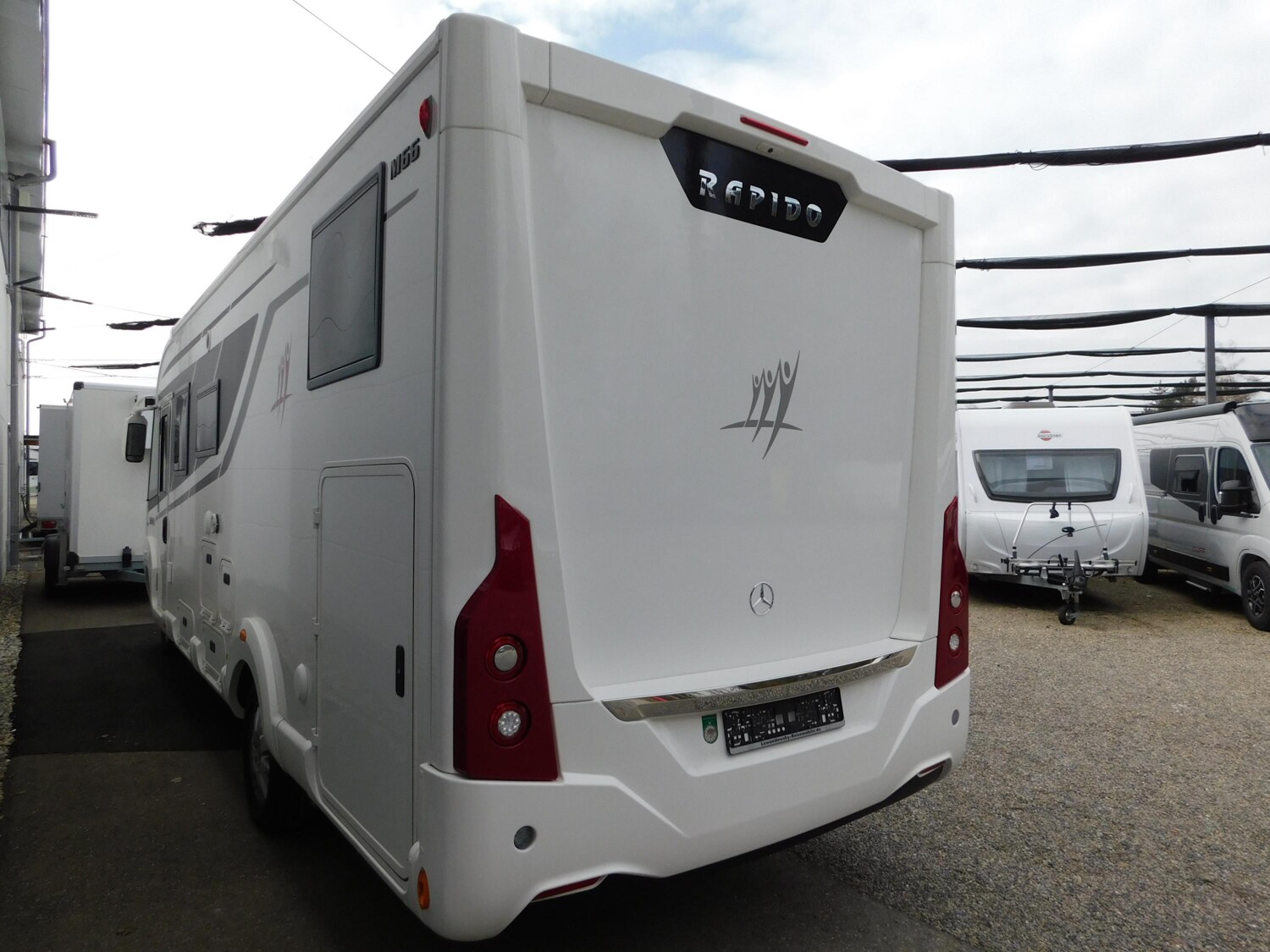 Rapido Serie M 66 Hubstützen, Bugschränke, 2xTV, Klima - Bild 3