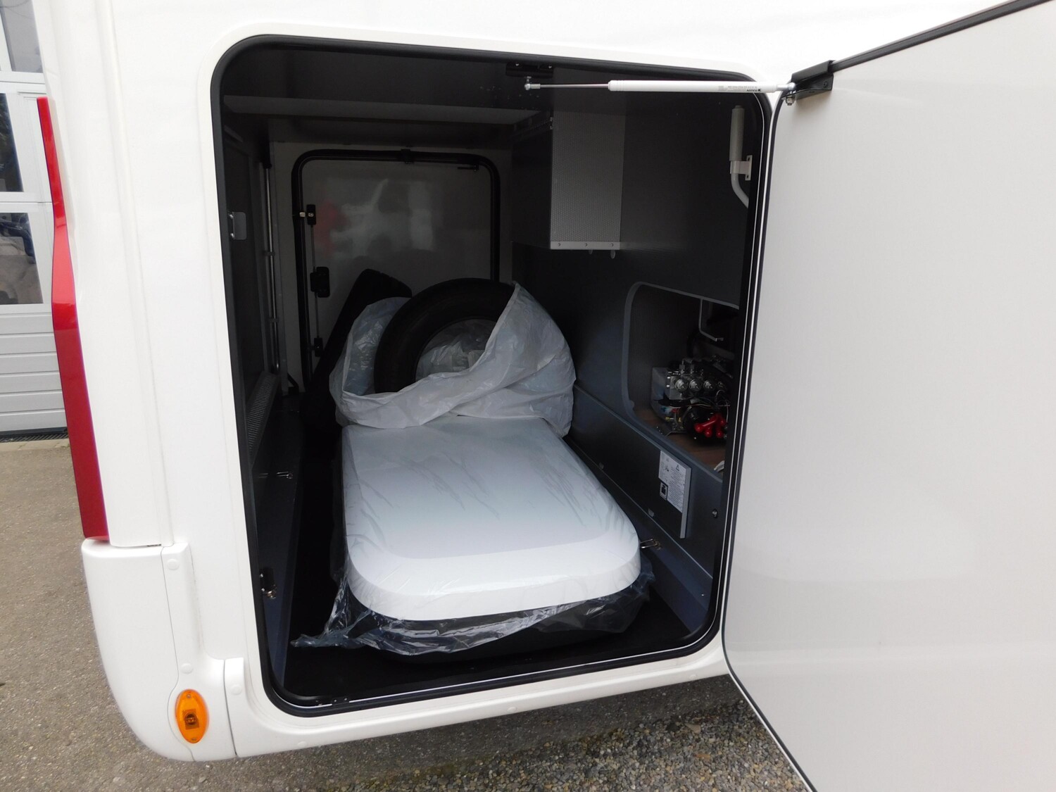 Rapido Serie M 66 Hubstützen, Bugschränke, 2xTV, Klima - Bild 5