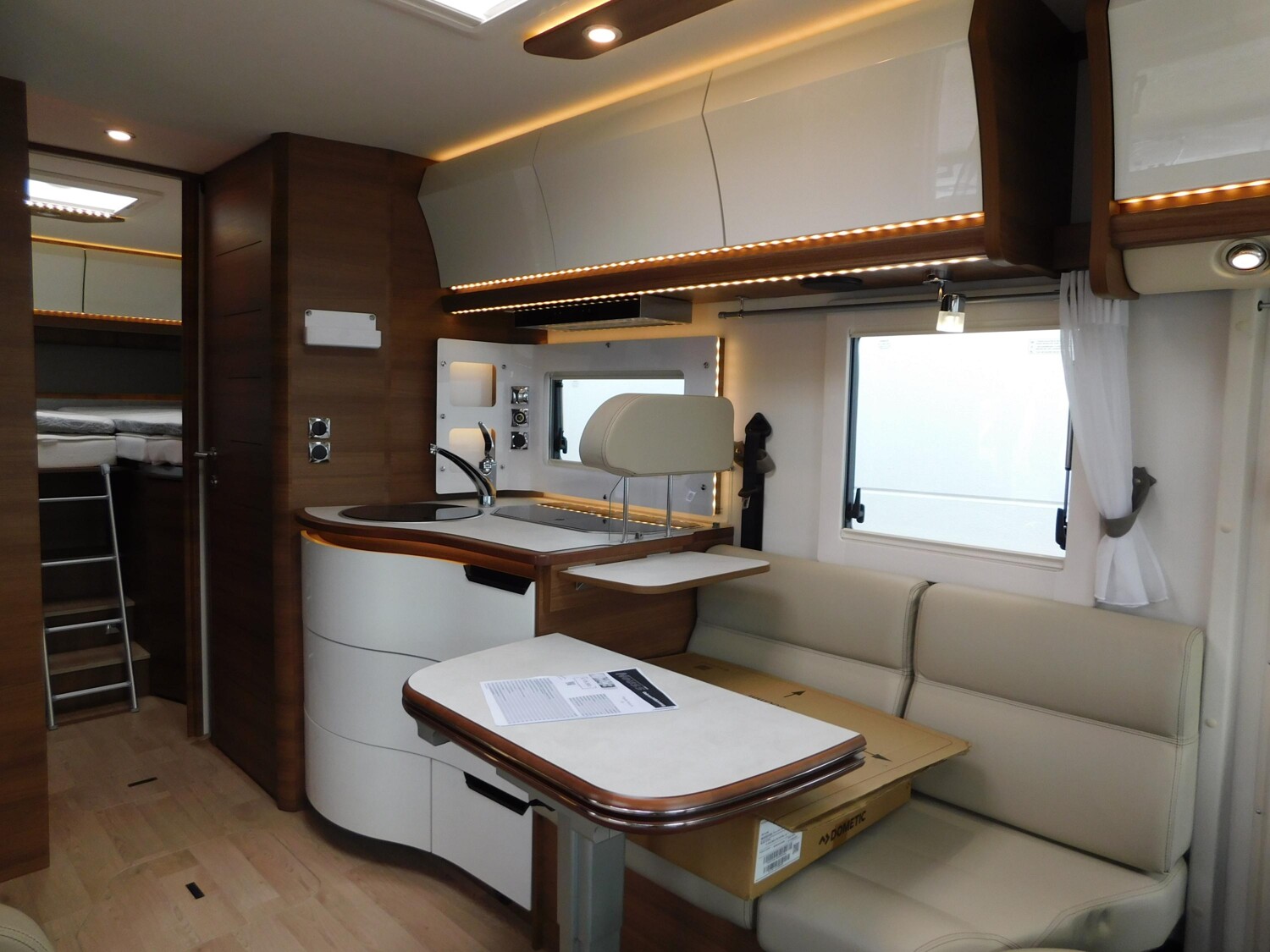 Rapido Serie M 66 Hubstützen, Bugschränke, 2xTV, Klima - Bild 8