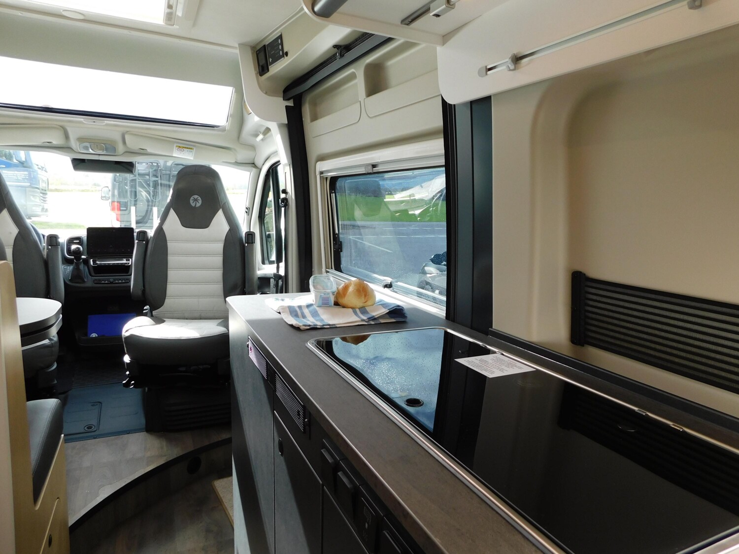 Sunlight Cliff X 640 ACC, Combi4D, Digital-Pkt, 8G-Autom. - Sunlight Reisemobil 2026 - Bild 13 Sunlight Cliff X 640 ACC, Combi4D, Digital-Pkt, 8G-Autom. - Bild 13