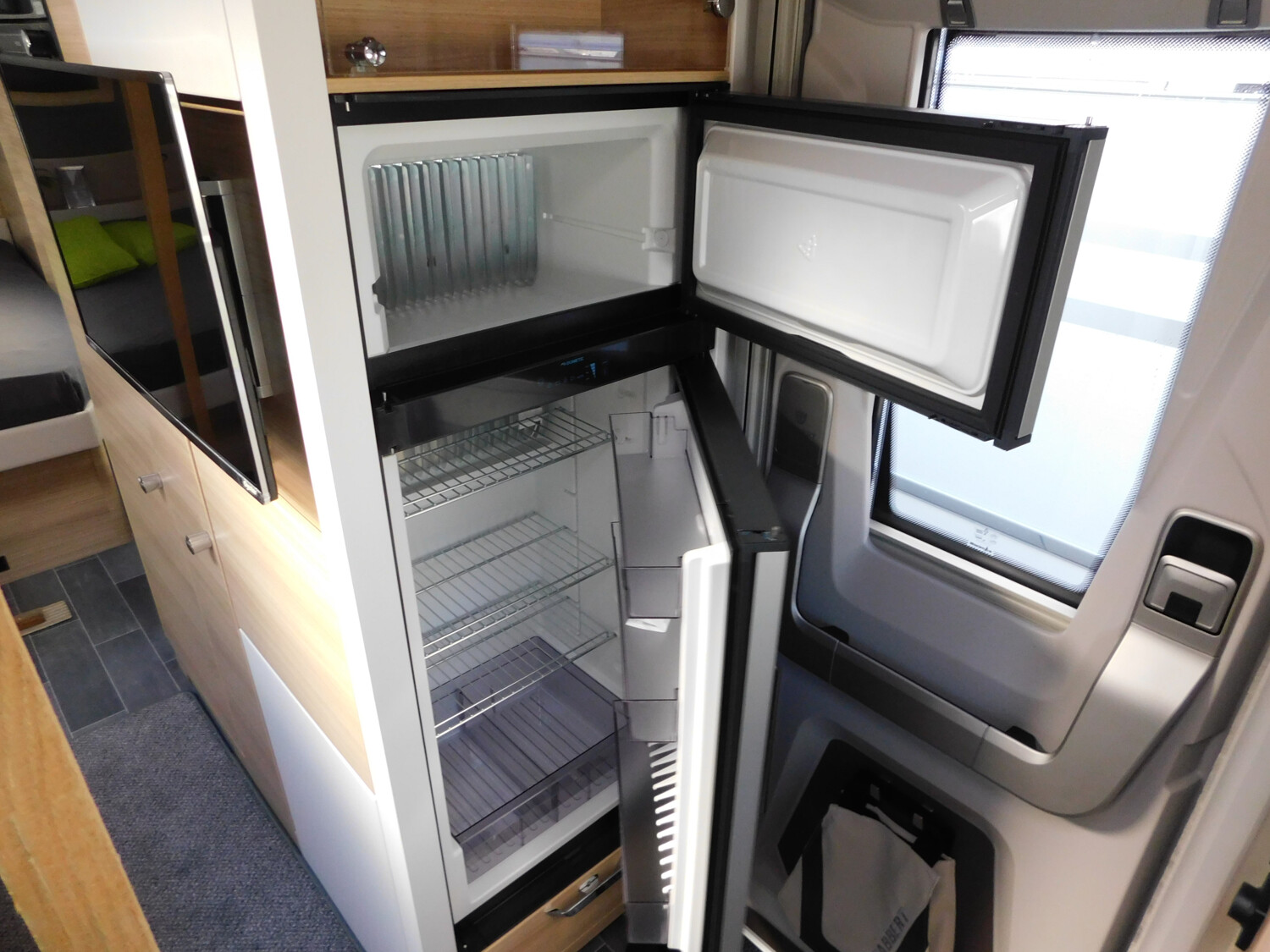 Tabbert Vivaldi 550 DF 2.5 2000Kg,32 Zoll TV,elektr. Fuß - Bild 12