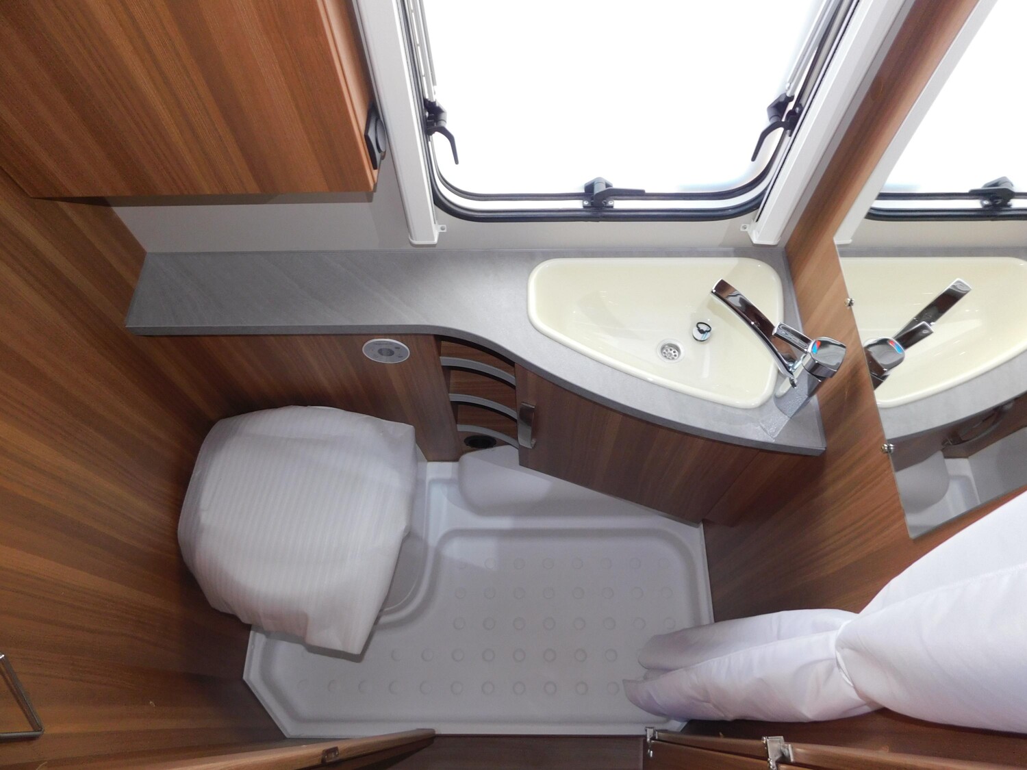 Weinsberg CaraOne 480 QDK Mover, Bug- & Toilettenfenster - Weinsberg Caravan 2020 - Bild 13 Weinsberg CaraOne 480 QDK Mover, Bug- & Toilettenfenster - Bild 13